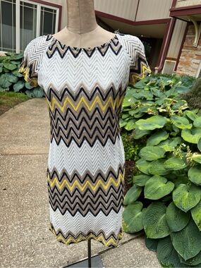 Women’s Chevron Knit Shift Dress in White, Black & Yellow